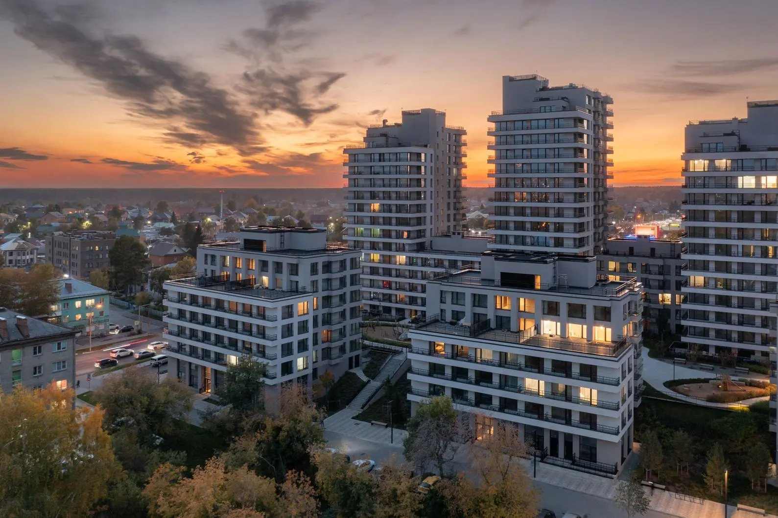 Летние закаты в Бруснике 🌇

Есть в уходящем дне особое волшебство. В это время привычные дворы и ба