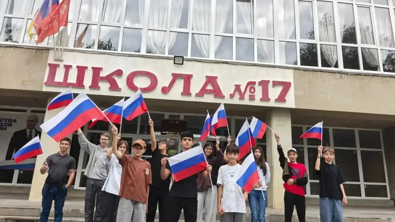 🇷🇺 Знать, гордиться, помнить! Интеллектуальная битва ко Дню флага прошла в школе № 17!