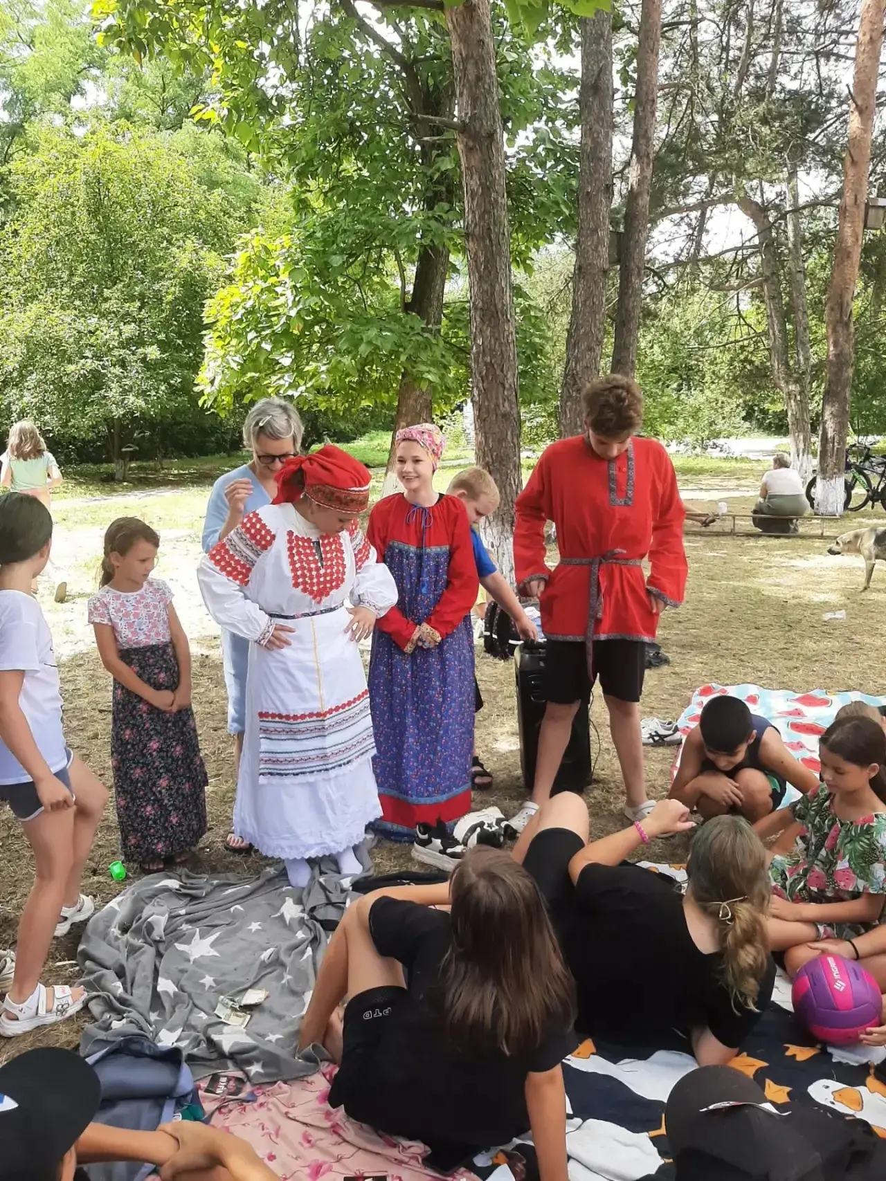Погрузились в русскую старину: костюмы и инструменты! 🎉

Сегодня в нашем лагере был особенный день 