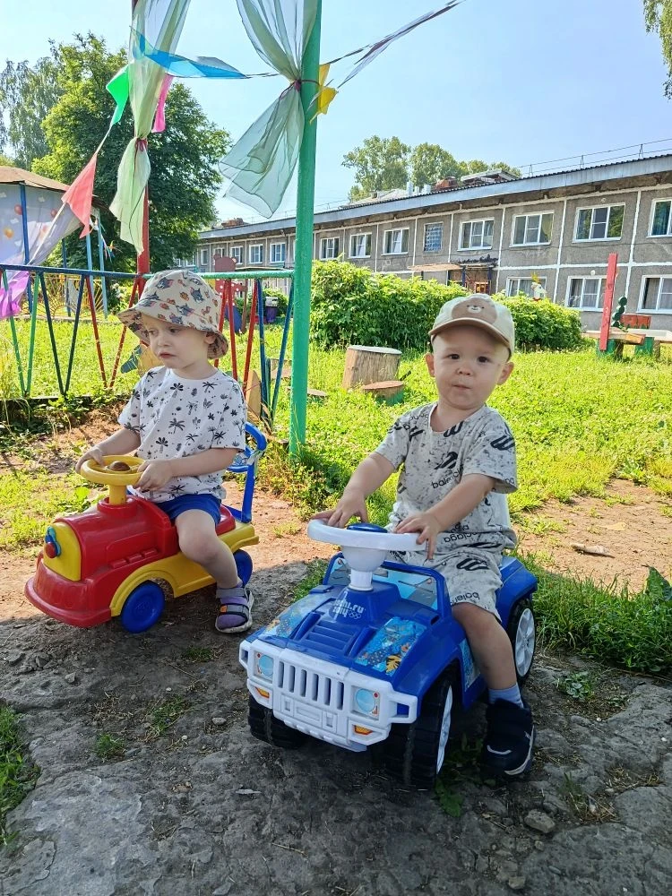 🧒👧 Наши маленькие воспитанники просто обожают прогулки! 🌳🚶‍♂️

Каждая прогулка для них — это мал