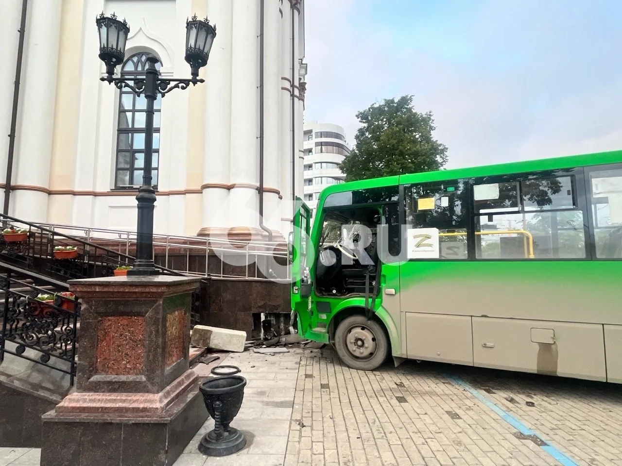 Автобус влетел в храм Большой Златоуст.