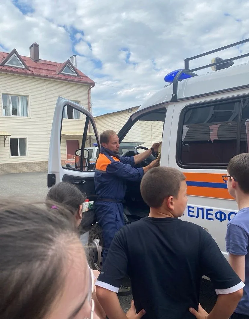 Сотрудники МЧС провели экскурсию для юных получателей услуг в пожарно-спасательную часть. 

Экскурси