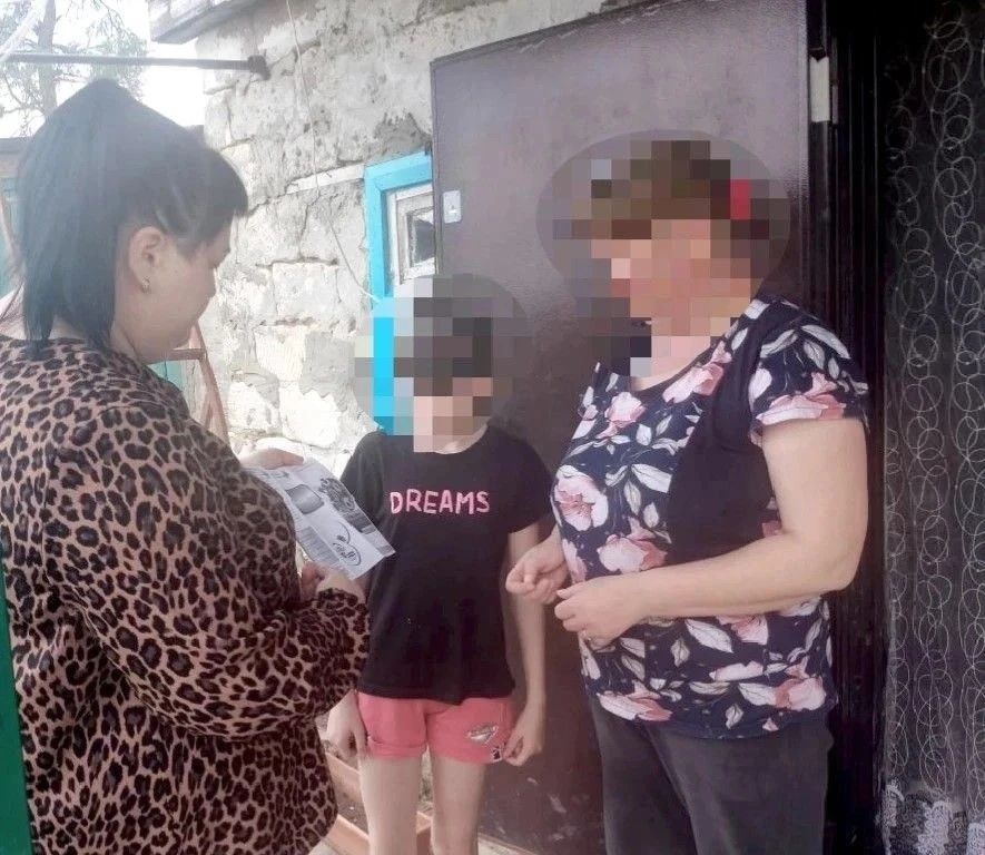 Специалисты ГАУ СО КЦСОН Самойловского района в рамках акции «Единый день безопасности»...