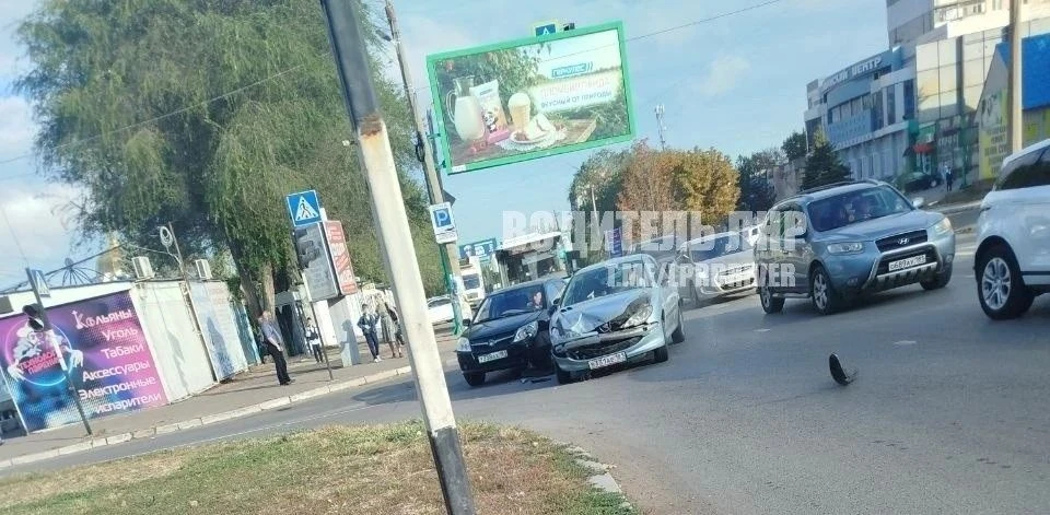 Момент ДТП на Королева в Луганске.