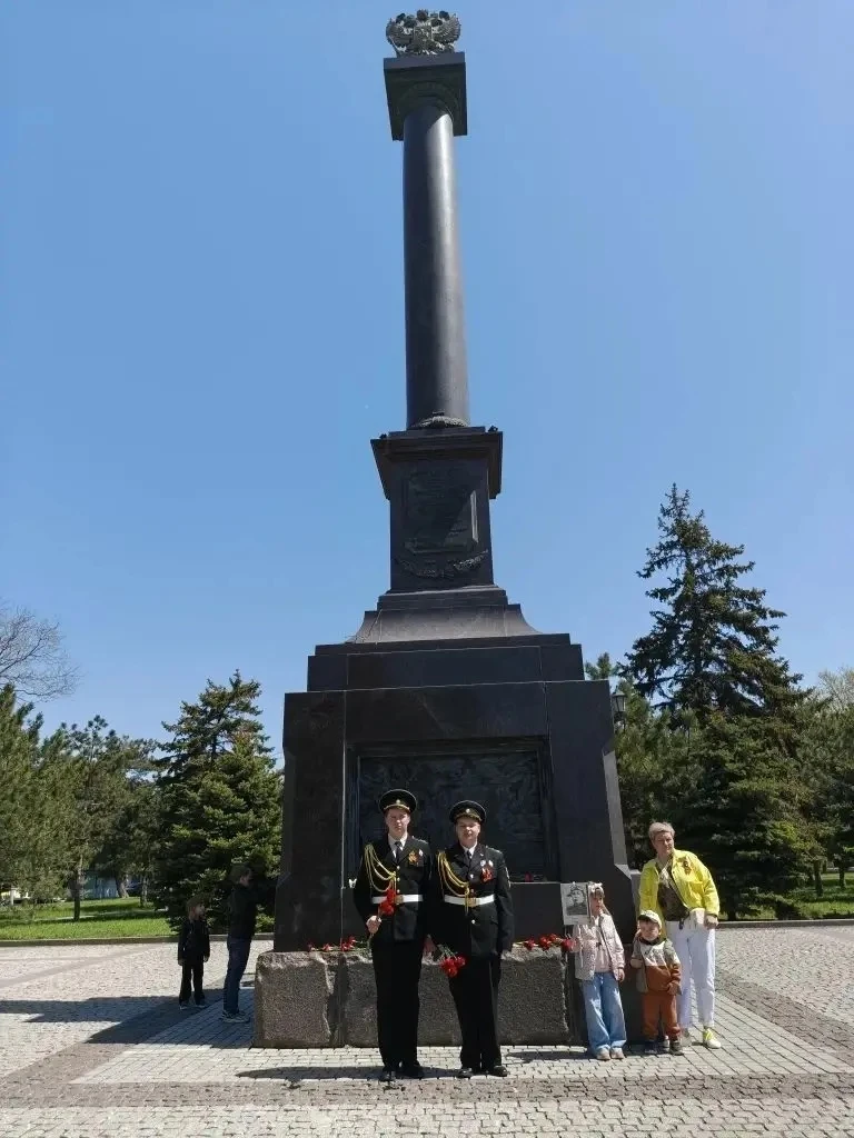 Наши кадеты сегодня  поздравляли ветеранов на площади,  дарили конфеты ,цветы,  так же  возложили цв