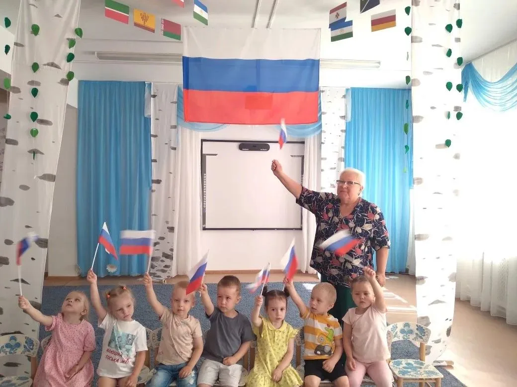 В преддверии ДНЯ РОССИИ наши малыши продолжили знакомство со своей Родиной, столицей Москвой и город