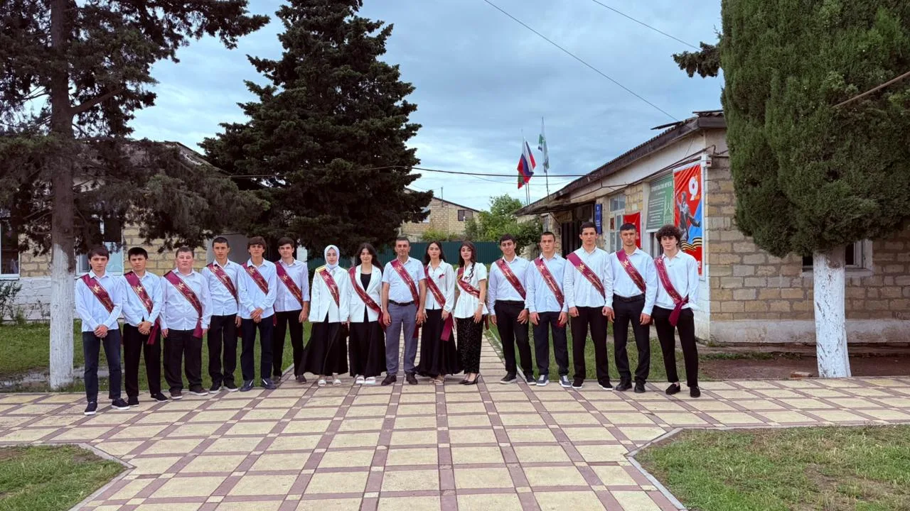🎞️ Когда уйдём со школьного двора...

26 мая 2026 года по всей России прозвучали последние звонки.
