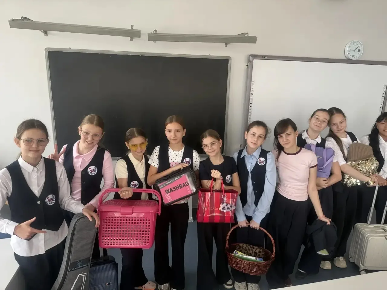 Сегодня в 5 «А» классе был день «без рюкзаков»! Кто с чемоданами 🧳, кто с корзинами 🧺...