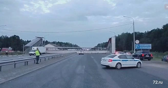 😨Самосвал снес надземный переход на Московском тракте