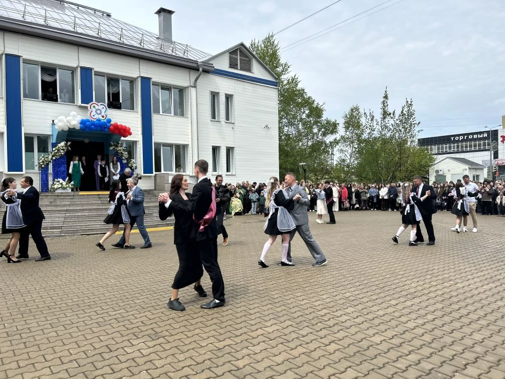 🔔 Последний звонок — начало новой главы!  Сегодня в нашей гимназии царила особенная атмосфера: волне