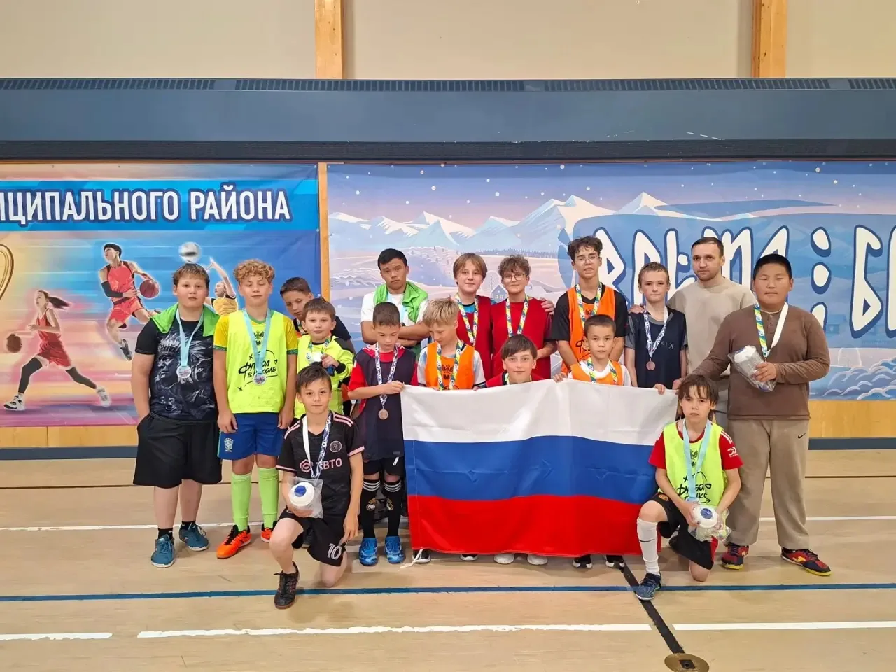 ⚽️ День флага на футбольном поле: в Угольных Копях прошел детский турнир!