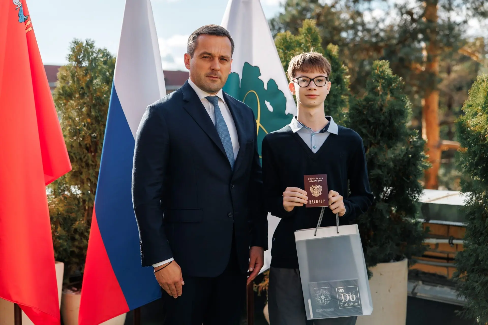 Глава города Максим Тихомиров торжественно вручил паспорта юным дубненцам