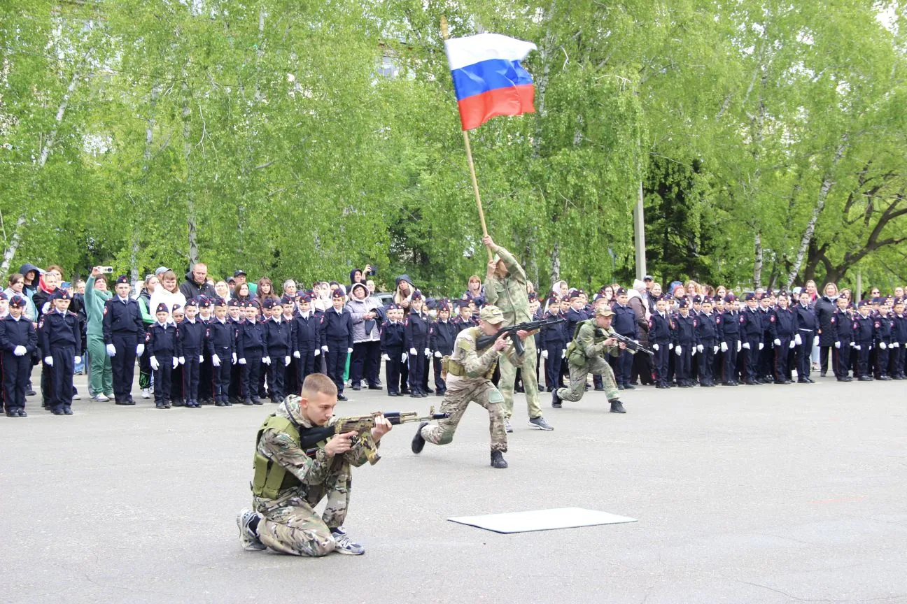 🇷🇺 «Здесь готовят будущих защитников»: в Барнауле прошёл «Кадетский марш» правоохранительных классов
