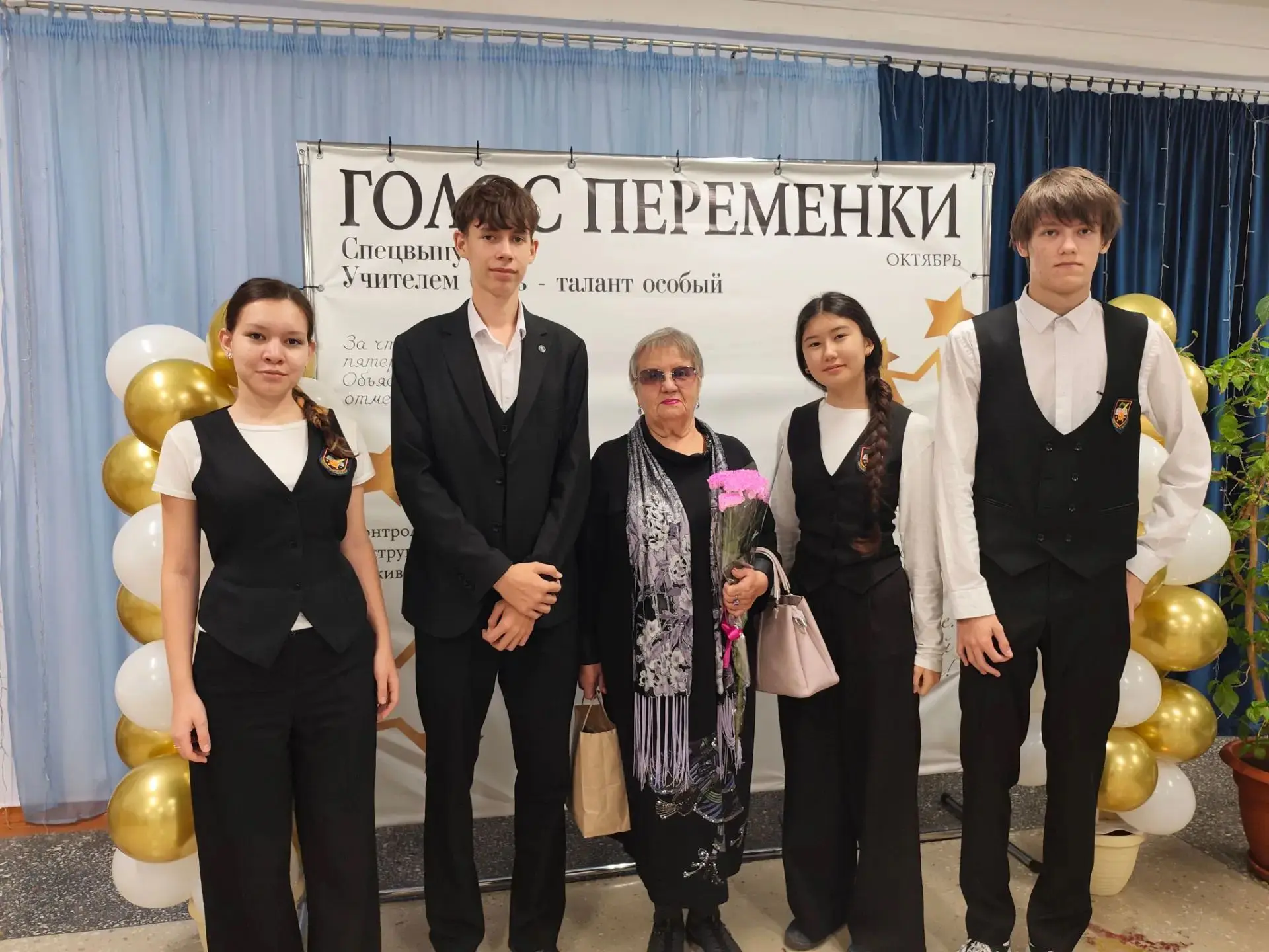 С теплом и благодарностью: 9А класс поздравил педагога-ветерана!