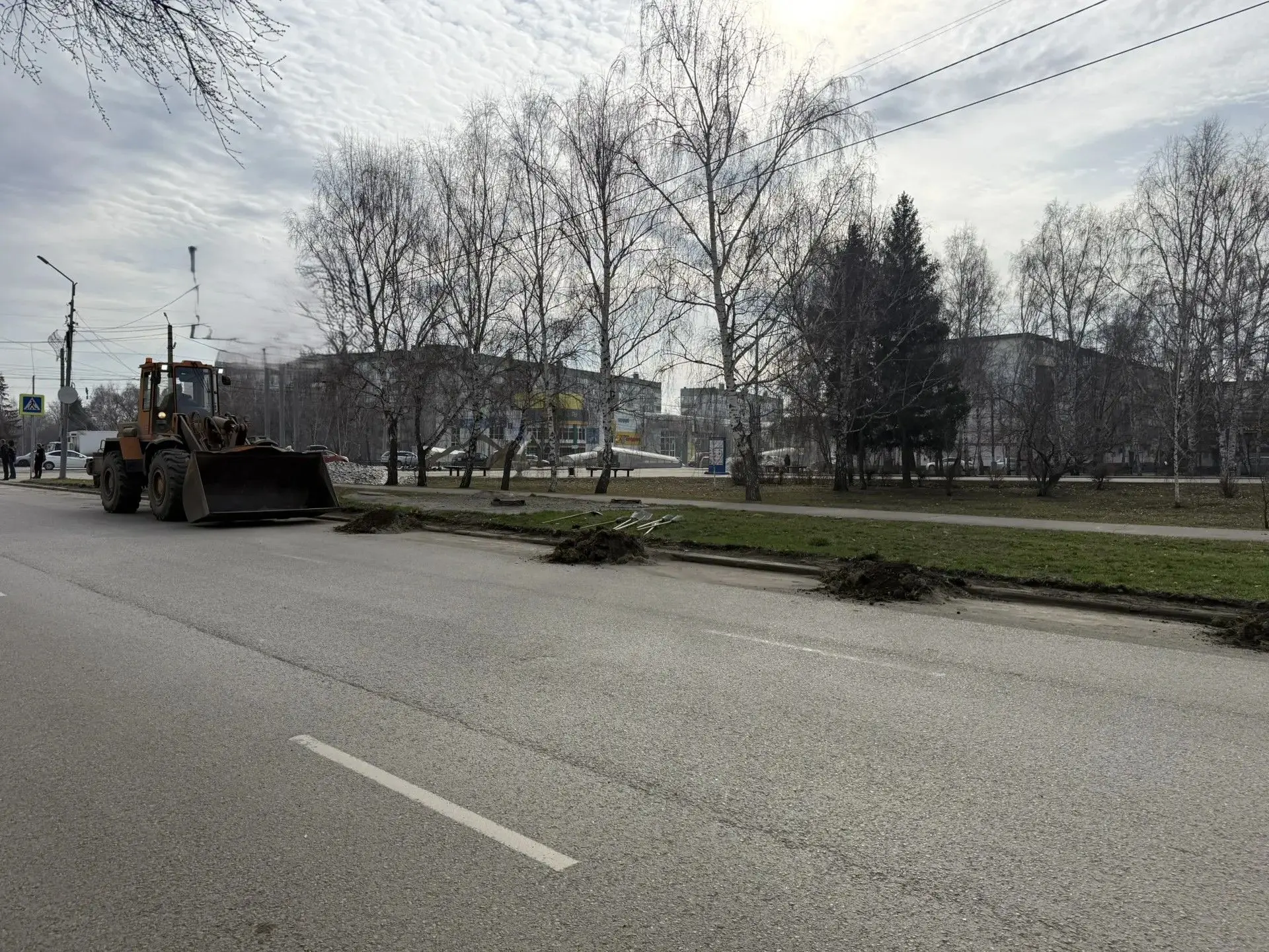 В Бийске коммунальные службы начали сезонную подготовку улиц к тёплому периоду   🚜Проводятся работы 