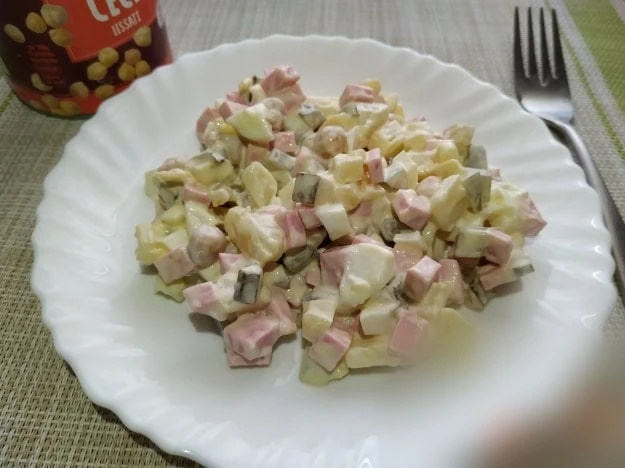 🥗 Оливье с нутом

Ингредиенты:
• Картофель отварной — 3 шт.
• Яйцо отварное — 3 шт.
• Огурец квашен