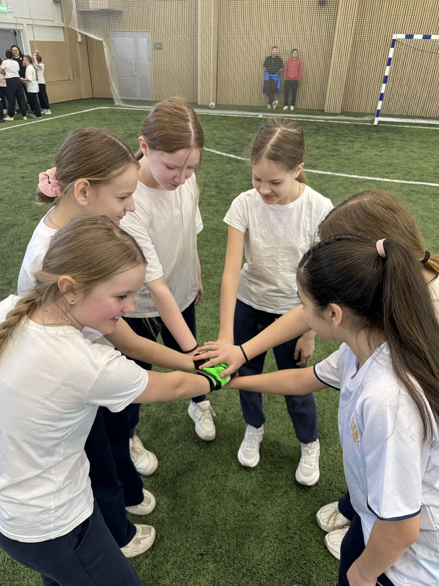 👧🏽⚽️  Сегодня команды 5а, 6а и 6б классов отправились покорять футбольные поля! 🏆  А пока ждали свой