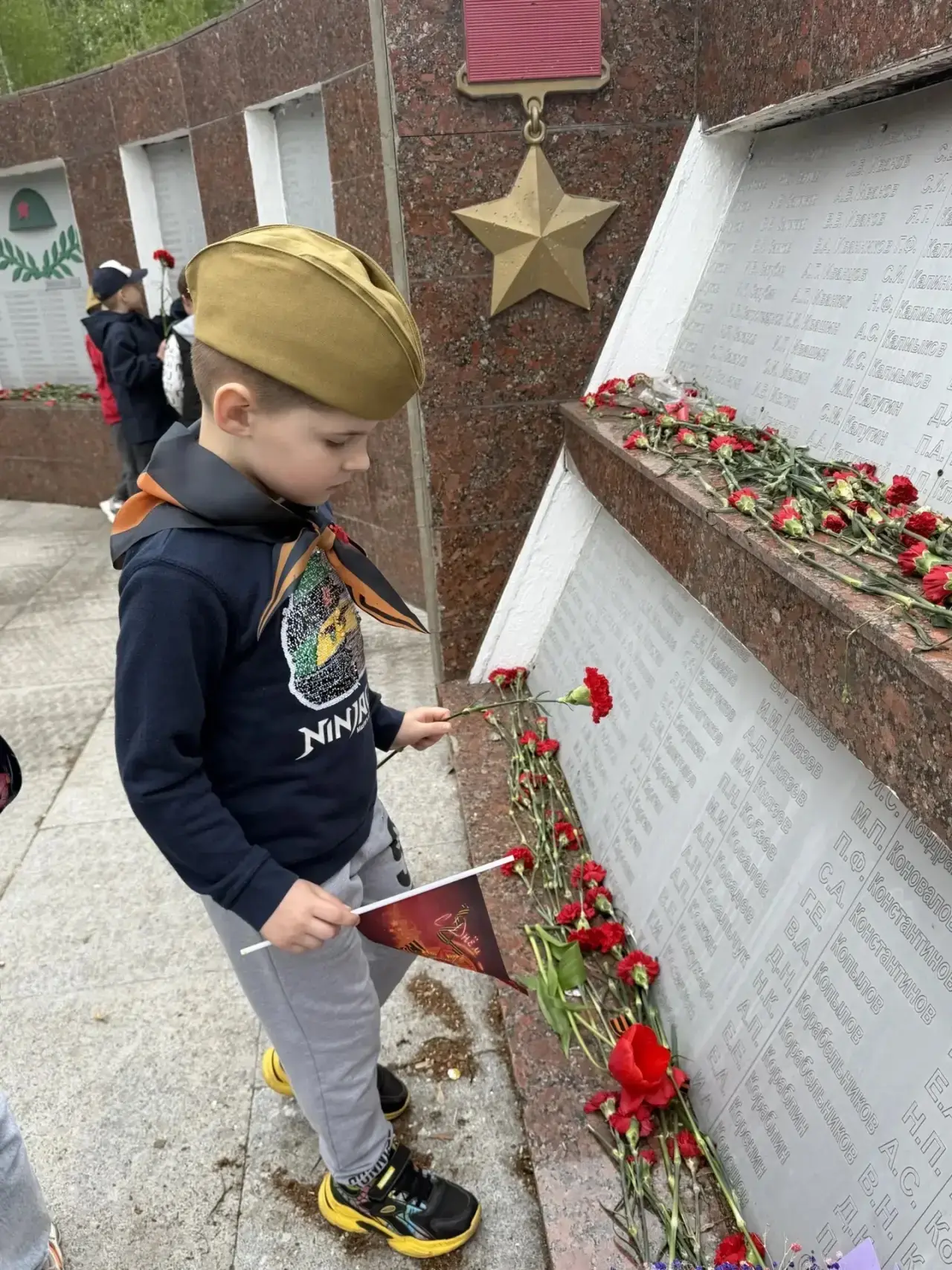 Цветы памяти: дошколята почтили подвиг героев   Накануне Дня Победы  состоялись тематические занятия