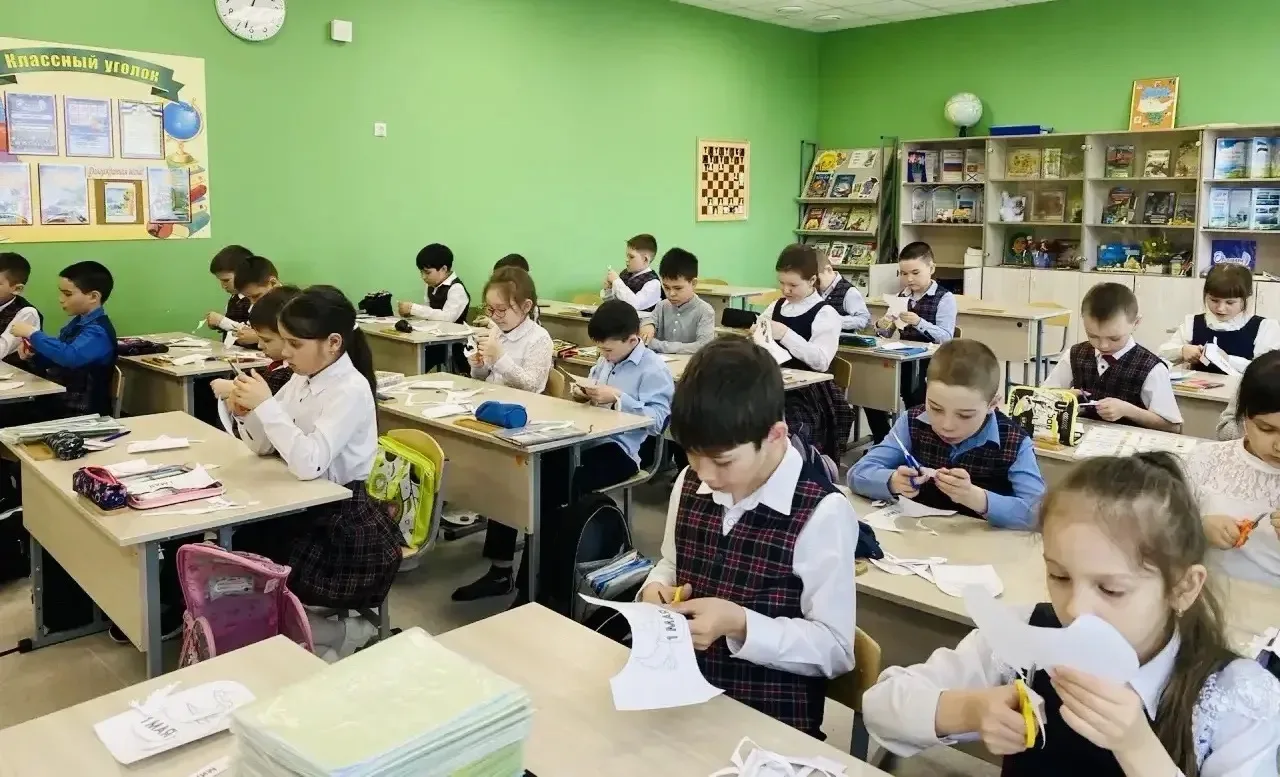 Весеннее творчество 🧑‍🎨   В преддверии праздника Весны и Труда наши юные таланты из начальных классо
