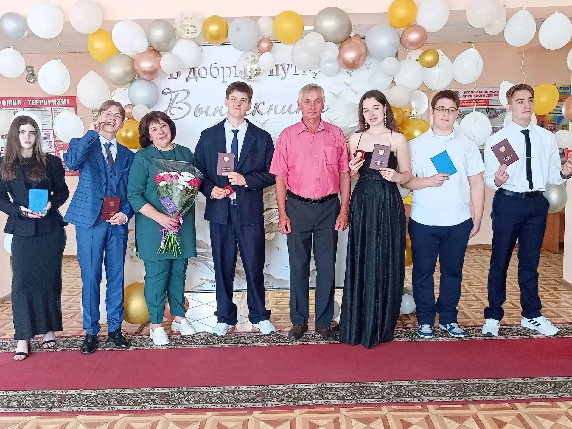 Сегодня в нашей школе царила особенная атмосфера — торжественная линейка, посвящённая вручению аттес