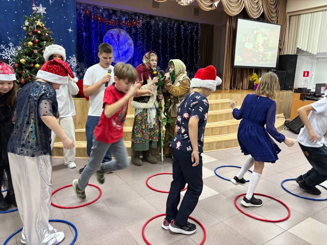 Традиционно замечательно прошли праздничные предновогодние «Ёлки» 🎄🎄🎄 во всех  классах нашей школы! 