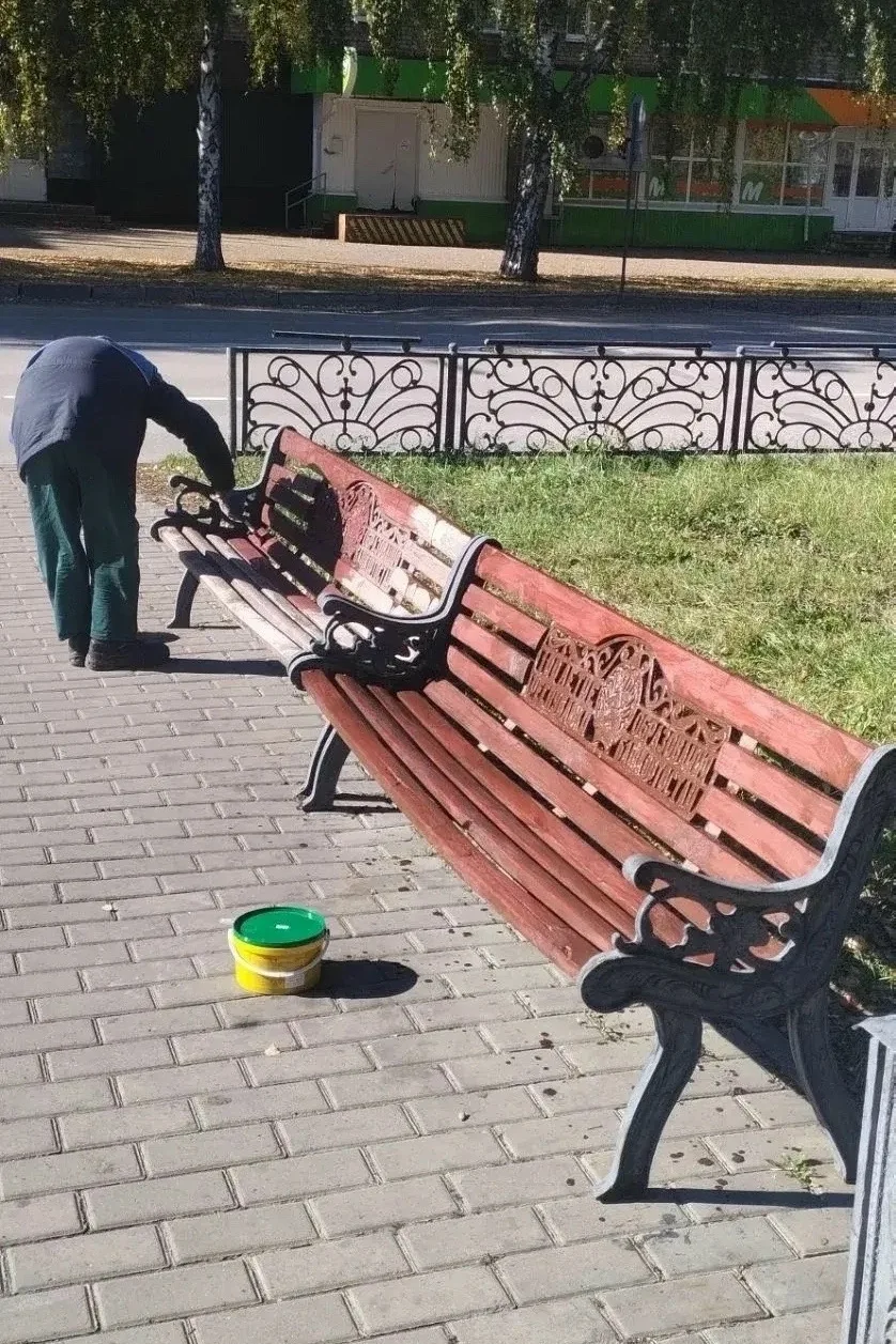 ⚠️ На Ленина красят скамейки