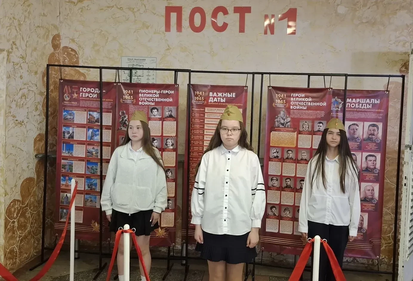 «Застыли в почётном карауле»: как лицеисты несли Вахту памяти на Посту №1 В преддверии 81-й годовщин