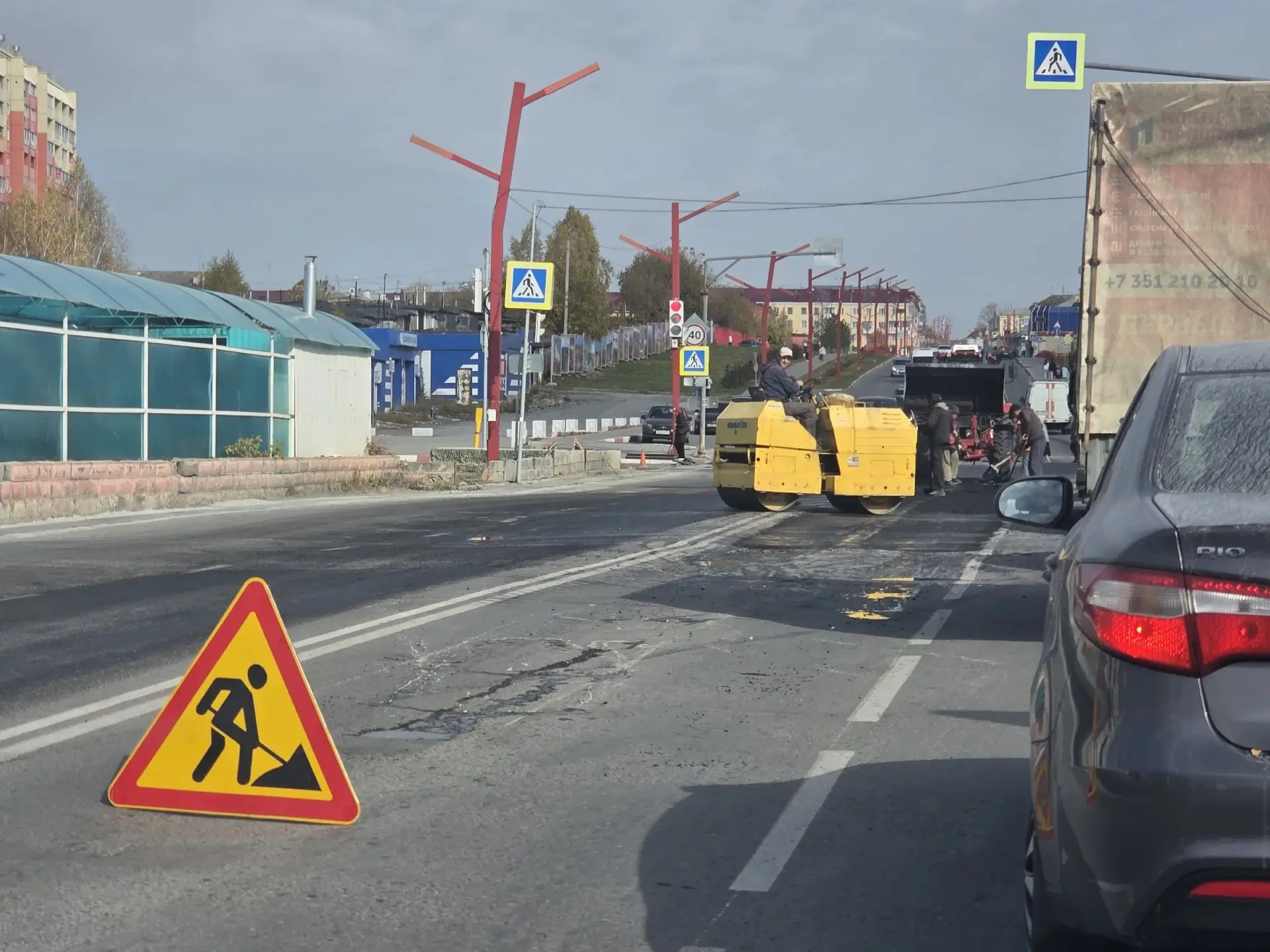 📷На перекрёстке Пролетарской и Солнечной в Сатке идёт ремонт дорожного покрытия.