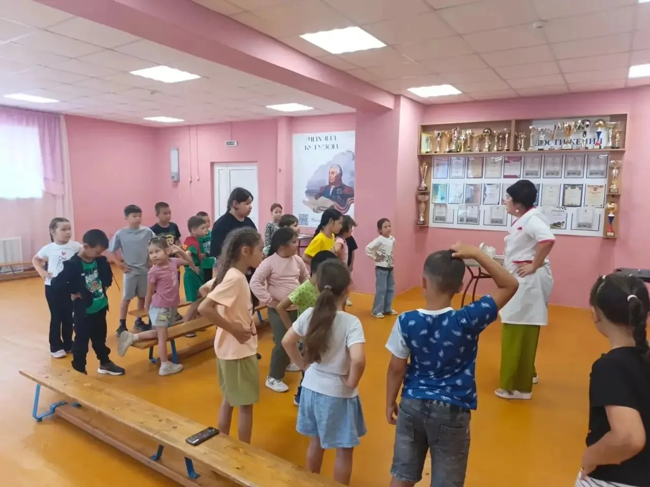 ☀️ День 7⃣ в пришкольном лагере: здоровье, книги и море радости! 💛

🧘 День начался с зарядки на св