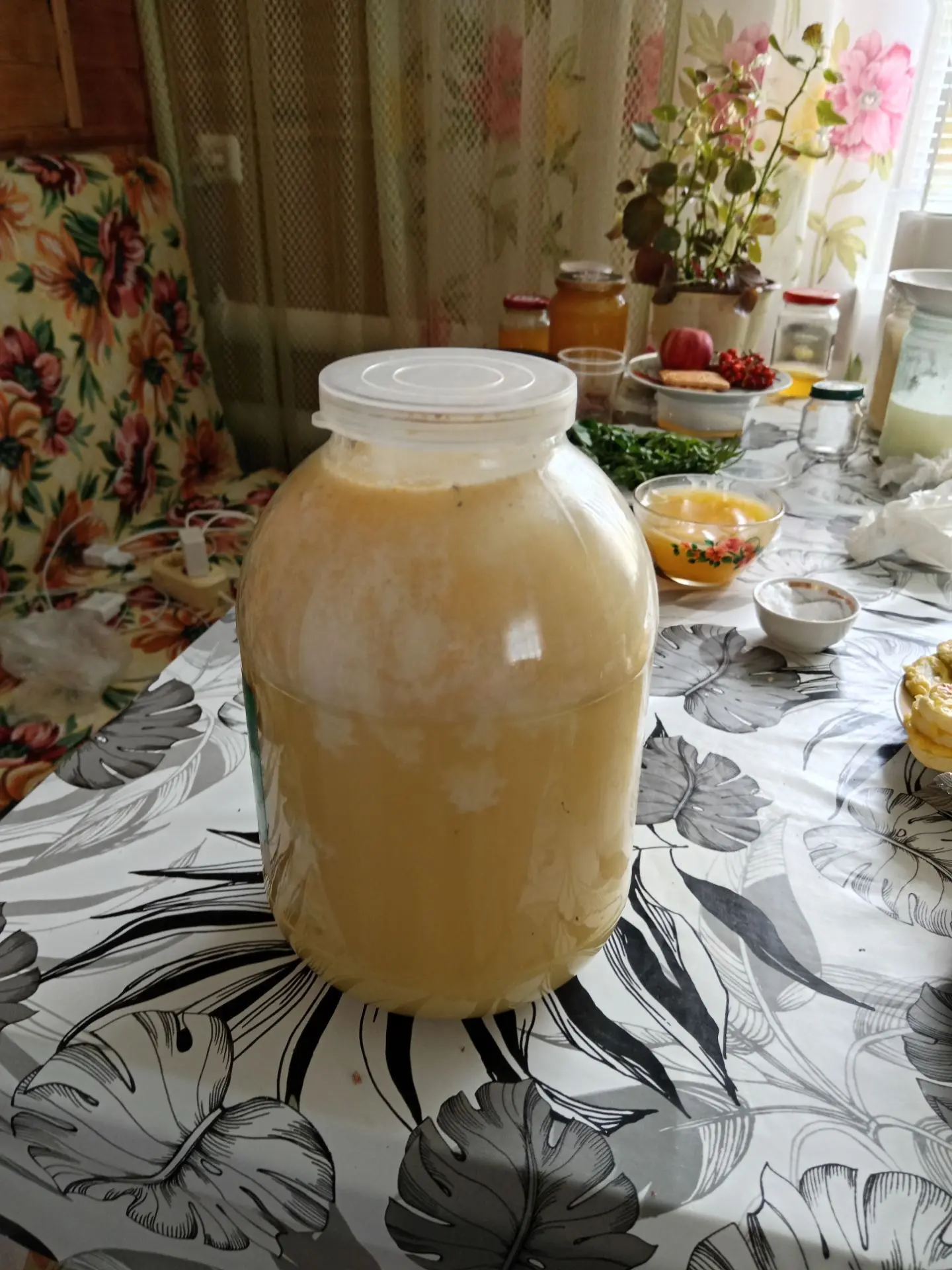 Продается цветочный зрелый мёд откачанный в конце августа этого года. 3 л 1200 руб. Тор...
