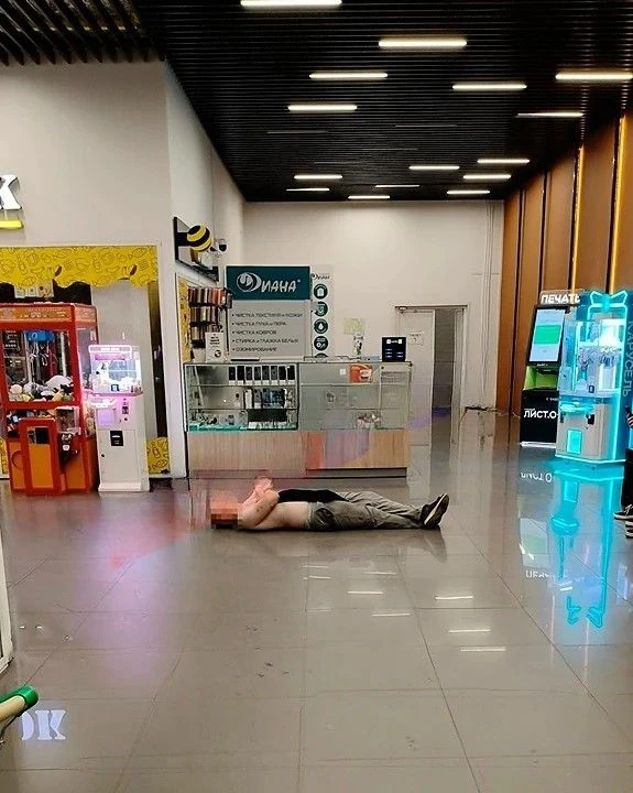 Мужчина разделся по пояс и решил "отдохнуть" на полу прямо в тц😱