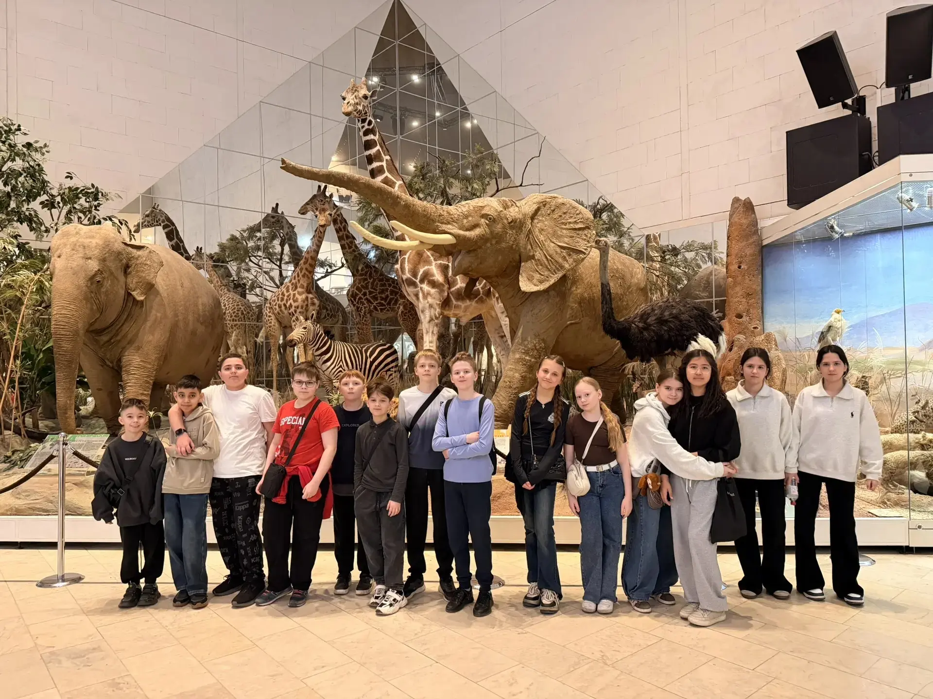 Поездка 5В класса в Дарвиновский музей 🦖📸  2 апреля наши юные исследователи отправились в один из са