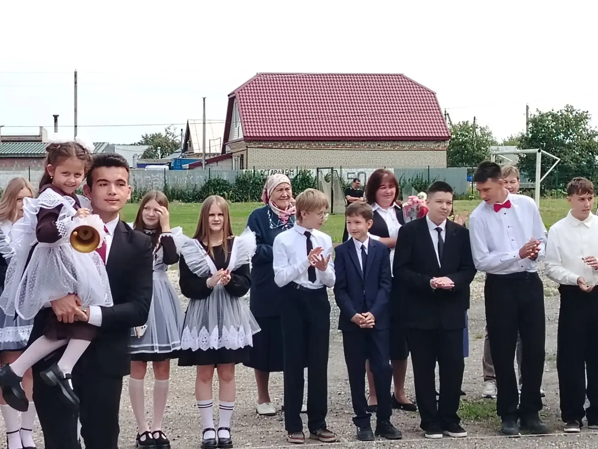 1 сентября школьный двор снова наполнился музыкой, ароматом осенних цветов и радостным ...