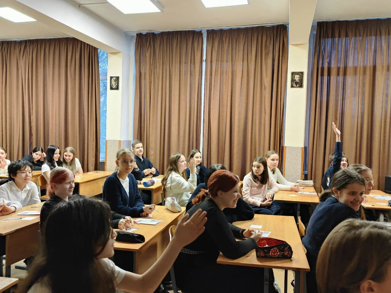 Декада русского языка и литературы в нашей школе в этом году началась с проекта «Книжная галерея». М