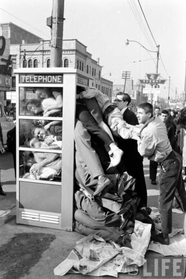Одним из самых безумных увлечений в 1950-х годах было заполнение телами телефонных будок  Как бы сей