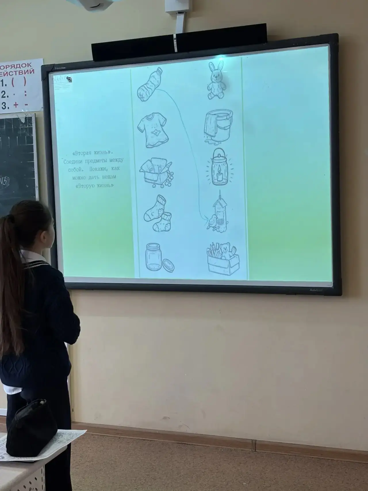 🌍 День Земли — каждый день!  Сегодняшнее утро, как всегда, началось с торжественного поднятия флага 