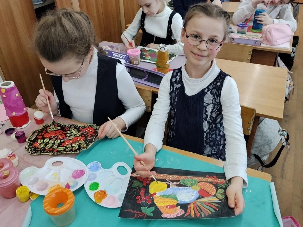 🎨  В школе прошёл мастер-класс по жостовской росписи: ребята прикоснулись к народным промыслам Подмо