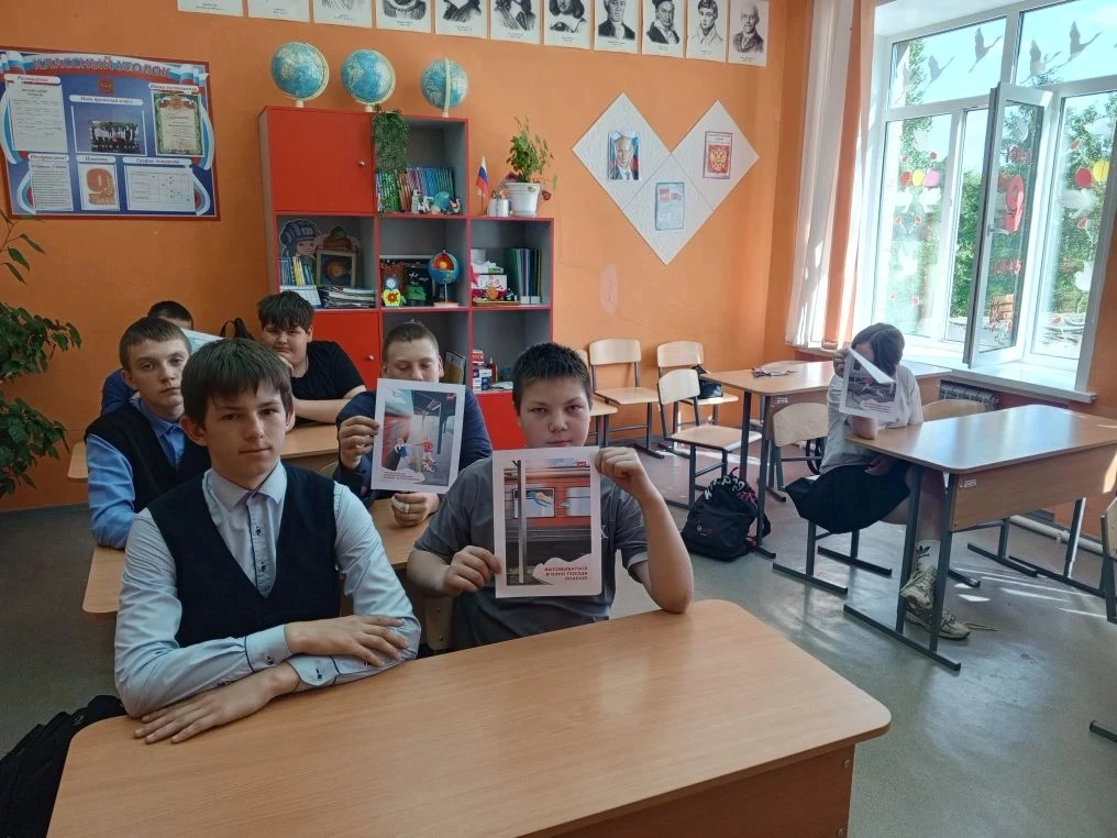 20.05 проведена беседа  на тему: " профилактика правонарушений и травматизма на объекта...
