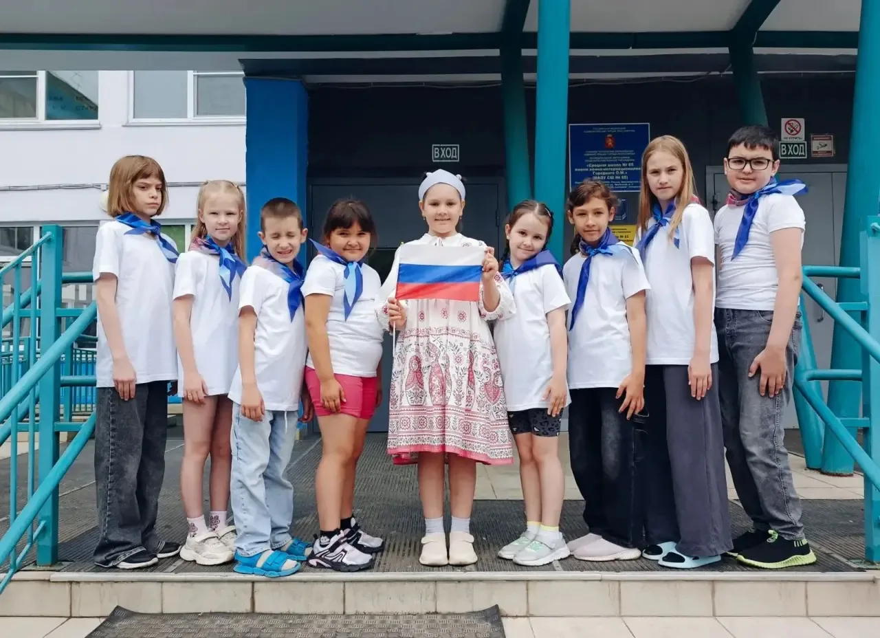 Ребята в нашем пришкольном лагере, решили не просто отдыхать, а устроить настоящий поздравительный ф
