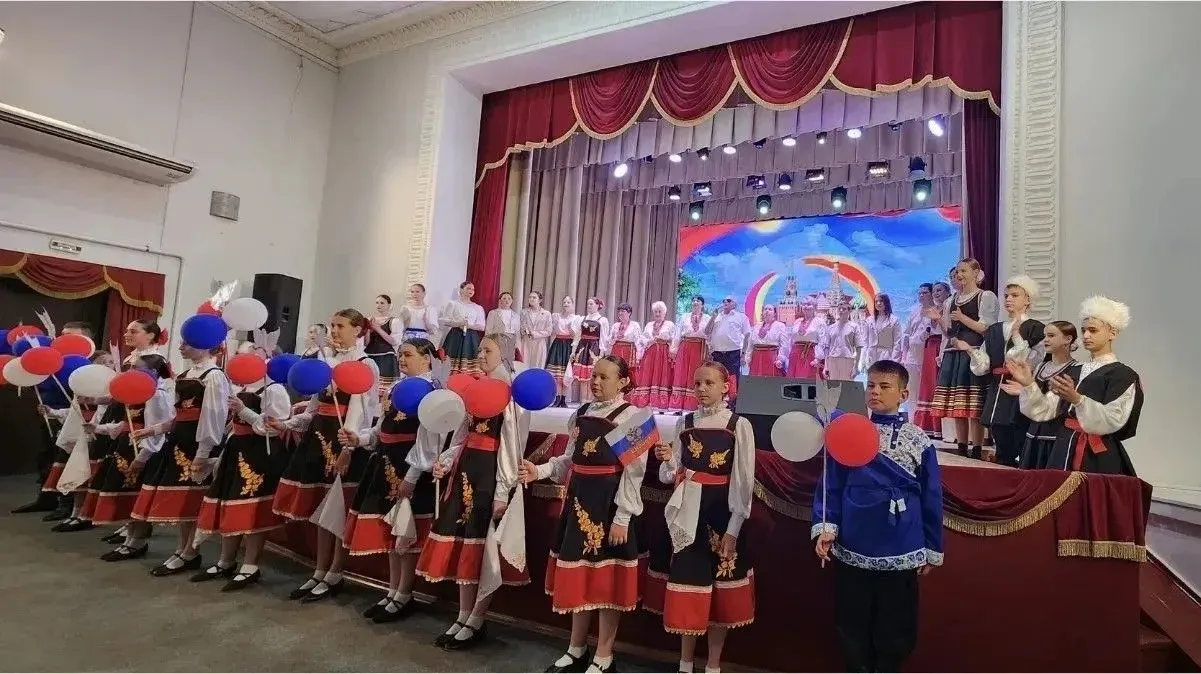 В Доме культуры станицы Бриньковской прошла праздничная программа ко Дню России.

Творческие коллект