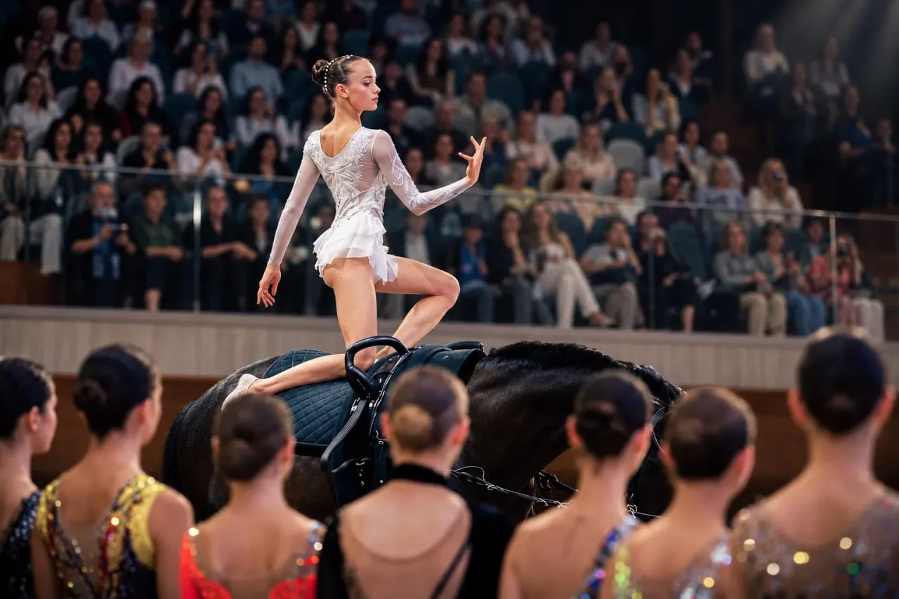 🐎ВДНХ анонсировала необычное мероприятие в конном манеже. Сегодня там пройдёт модный п...