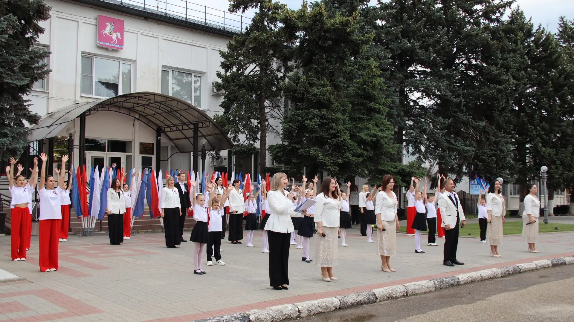 МЫ ЧЕСТЬ И СЛАВУ ТВОЮ БЕРЕЖЁМ

🌟У здания администрации Ленинградского муниципального округа состоял