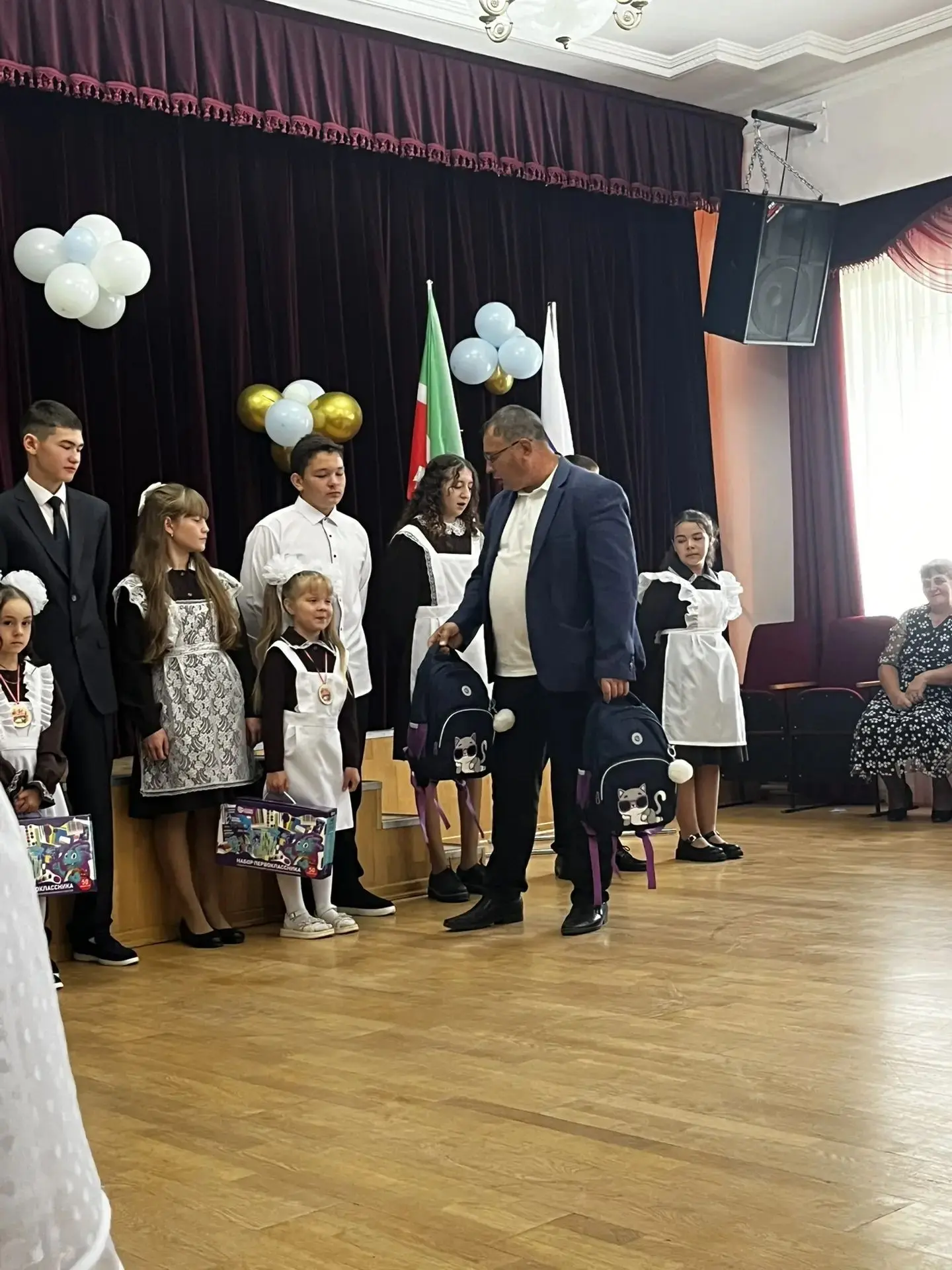 С Днём знаний! Торжественная линейка, посвящённая Году единства народов России