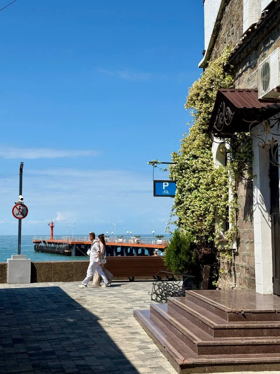 Город, согретый морским ветром 🌊💙