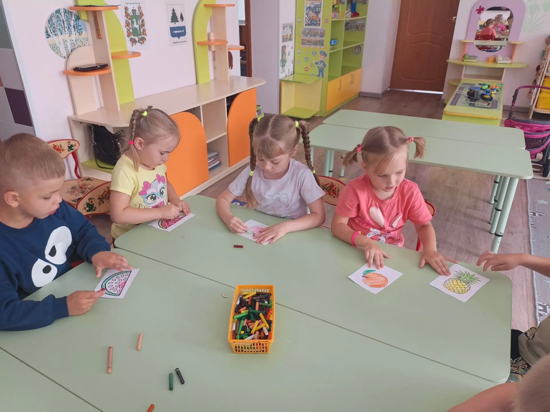 1 июля наши ребята отметили международный день фруктов🍏🍋🍇🍒! 
День начался с с веселой беседы, ре