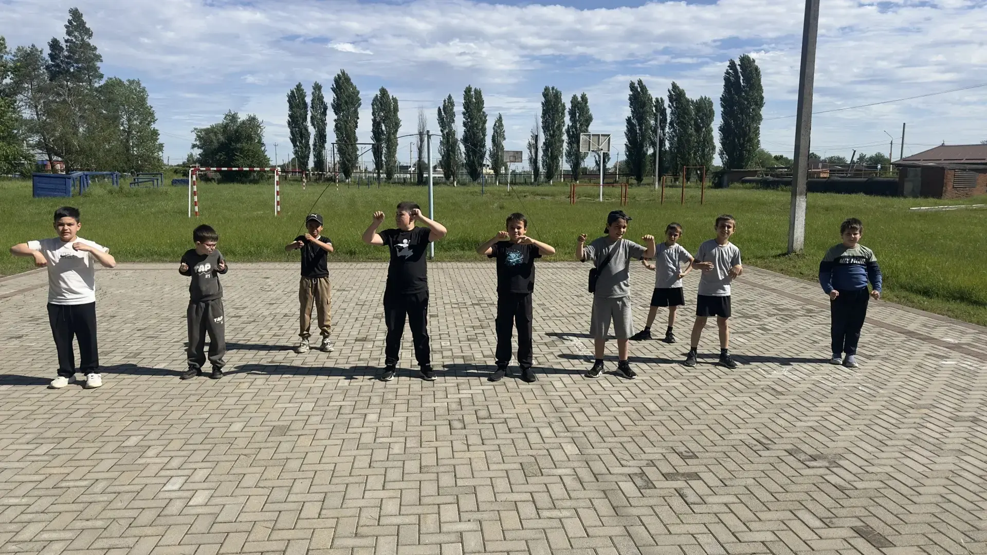 Третий день работы летней  комнаты  отдыха.   Сегодня был спортивный день, потому что наконец засвет
