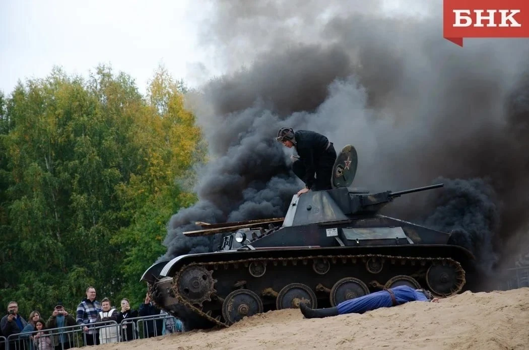 На городском пляже Сыктывкара провели реконструкцию боя, посвященную подвигу Героя Сове...