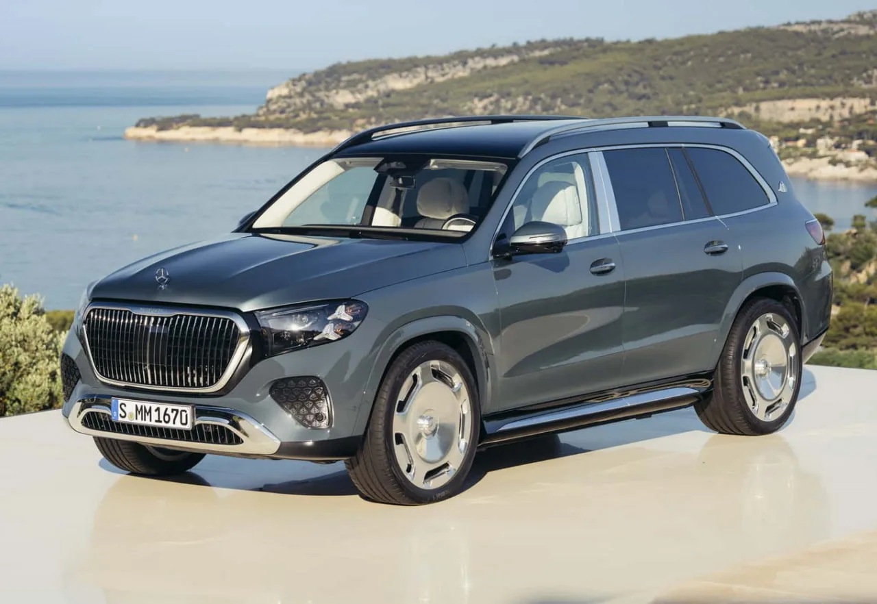 Mercedes-Maybach GLS пережил рестайлинг: у него новый V8 и 3 экрана 👀