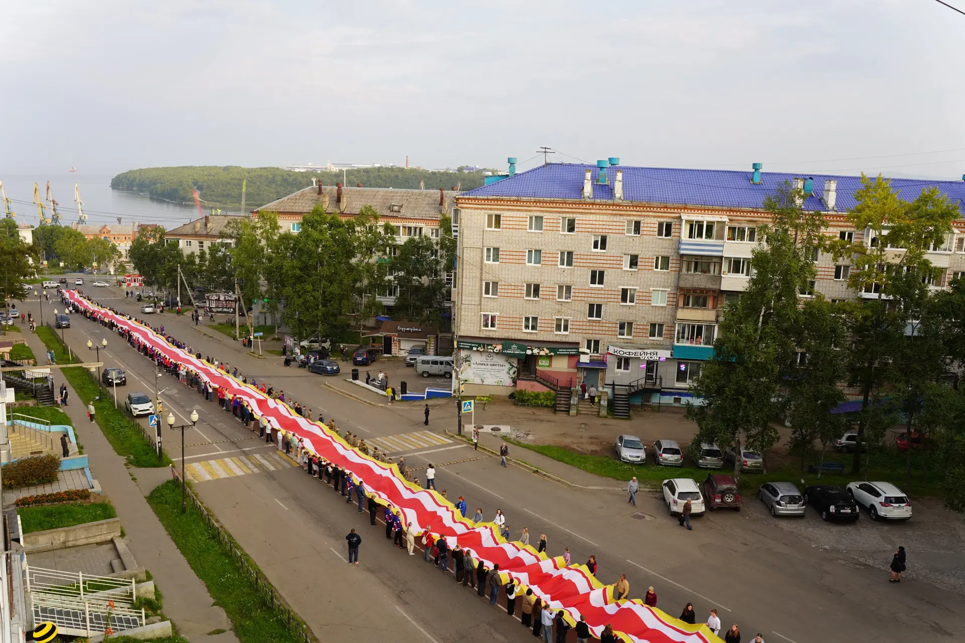 Второй год подряд на Приморском бульваре Ванино разворачиваем  300-метровую муаровую ле...