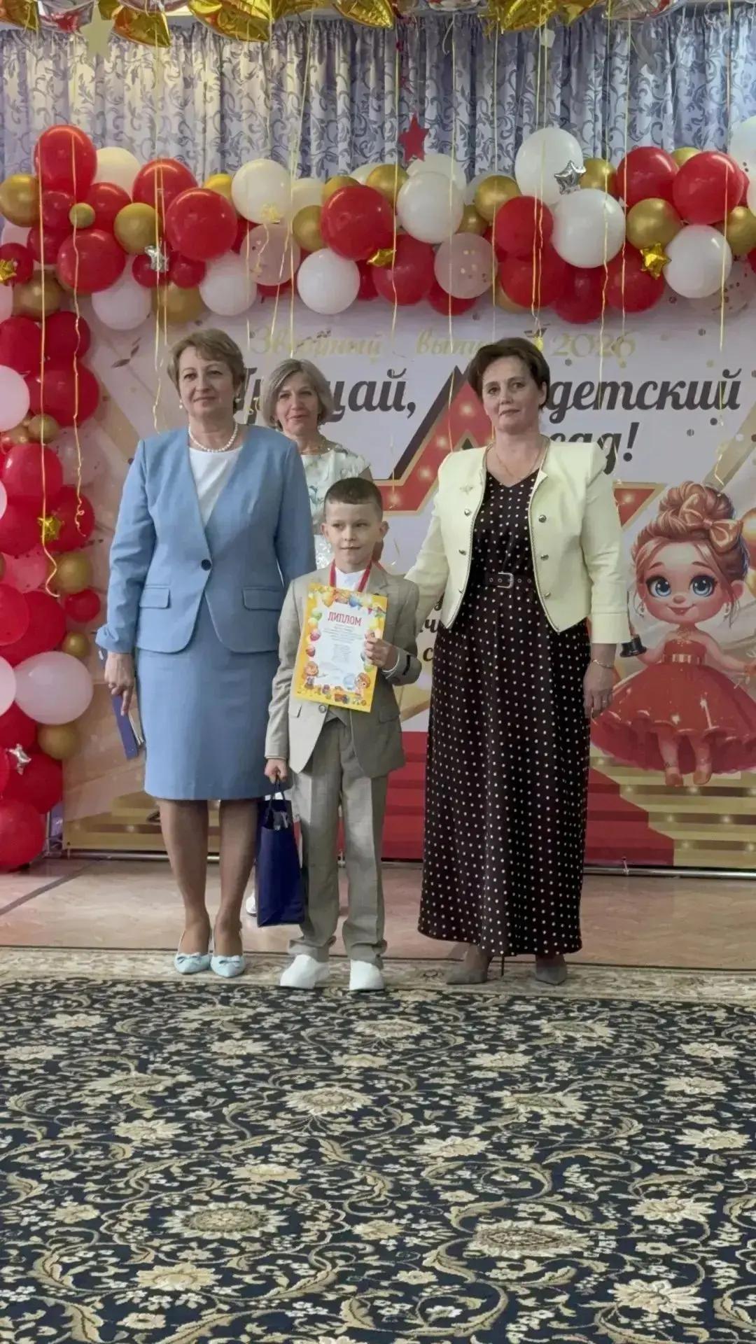 Выпускные балы в группах «Пчёлка» и «Дюймовочка» детского сада «Сказка» ознаменовали со...